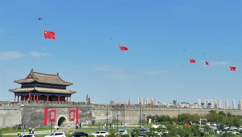 為祖國(guó)慶生 無(wú)人機(jī)載國(guó)旗飛越商丘古城